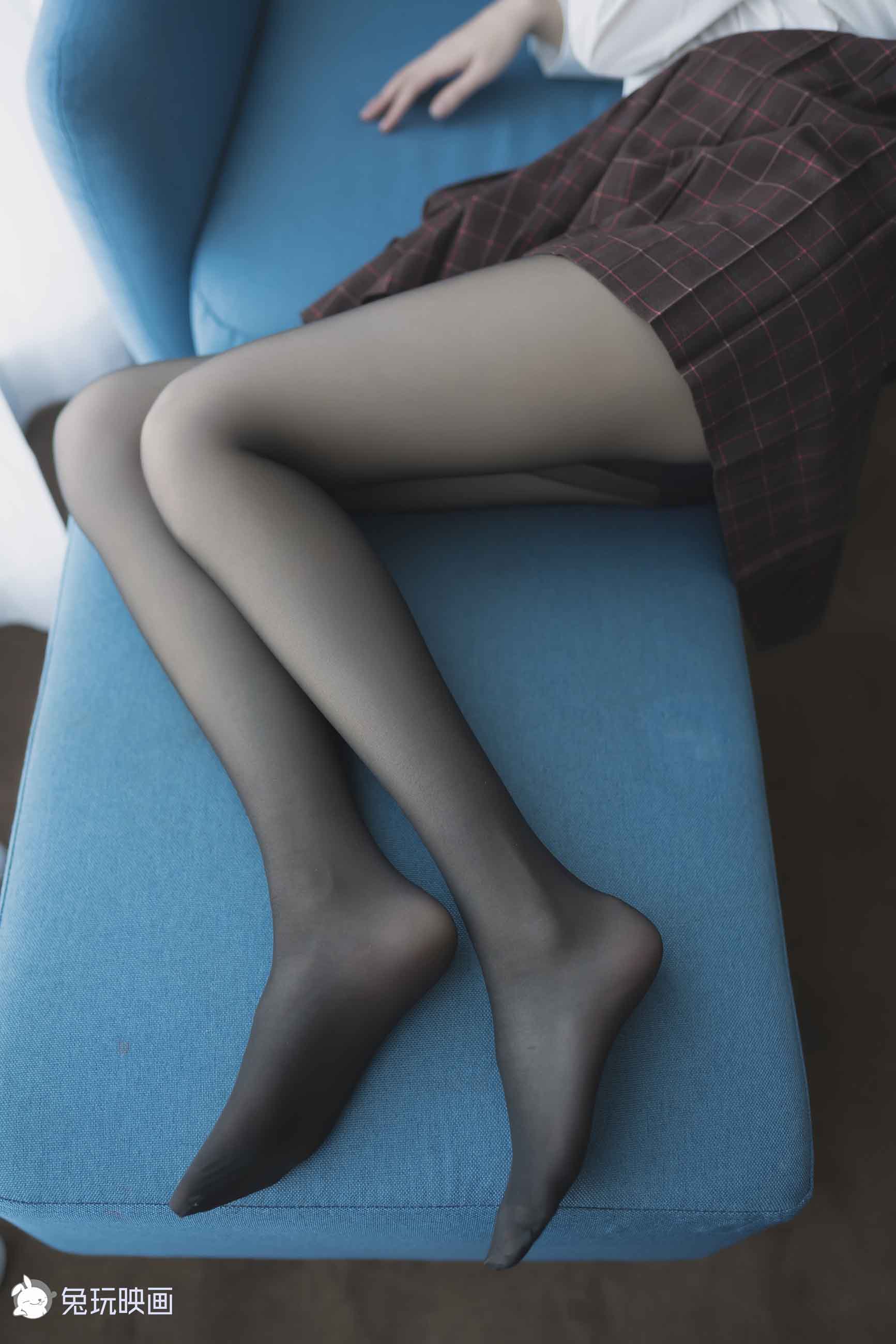 [兔玩映画]B88.004蓝椅子上的黑丝少女插图4